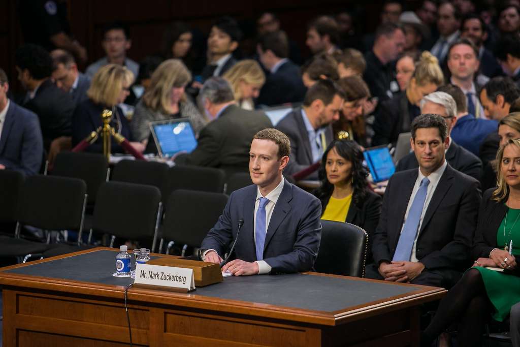 اعتراف مدیرعامل فیس بوک به سوء استفاده و نقض حریم خصوصی کاربران